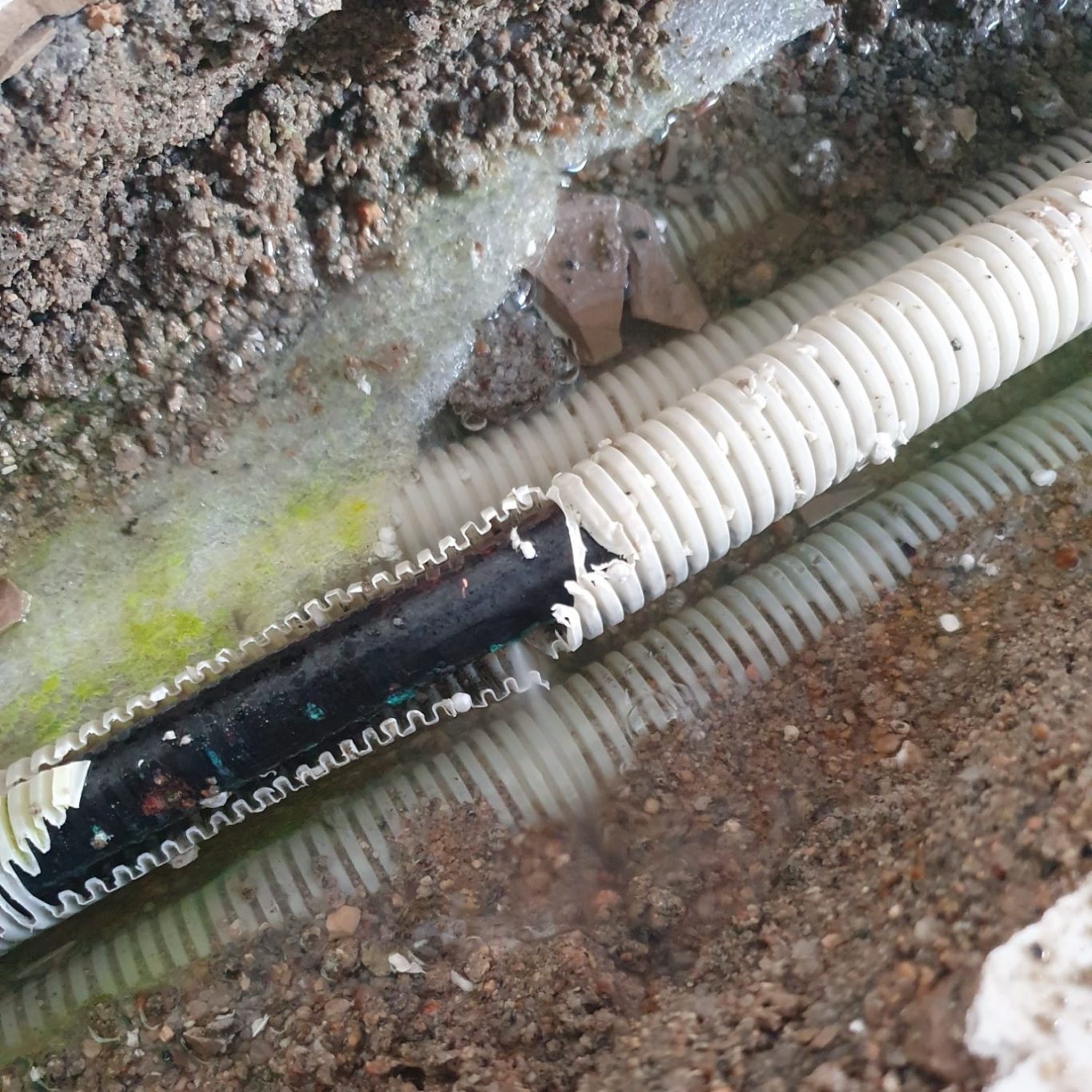 Voici l'exemple d'une fuite se trouvant sous la chape carreler d'un hôtel restaurant situé à Propriano.