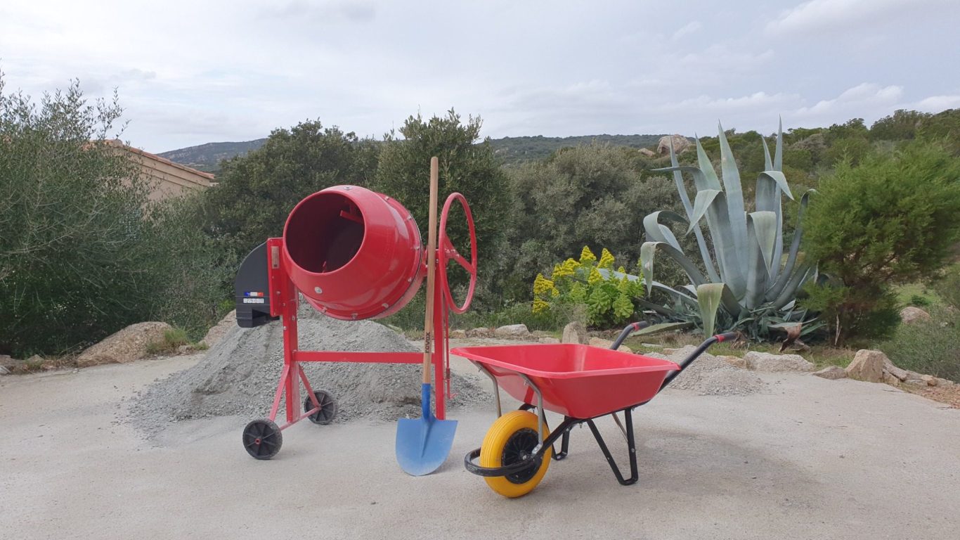 Photo de famille Bétonnière, pèle et brouette que je n'utilise pas très souvent mais qui reste bien pratique.