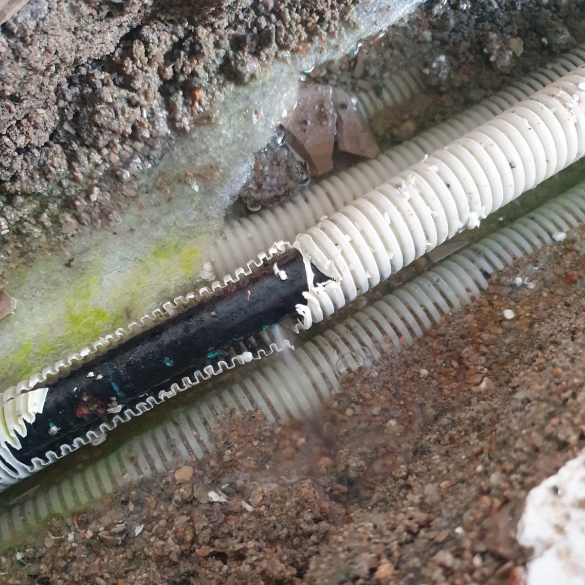 Voici l'exemple d'une fuite se trouvant sous la chape carreler d'un hôtel restaurant situé à Propriano.